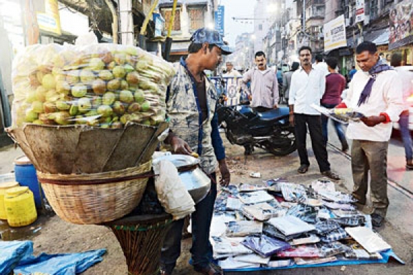 একহাতে ফুচকা অন্যহাতে শার্ট বিক্রি করে সংসার চালাচ্ছেন এই ‘সব্যসাচী’ যুবক