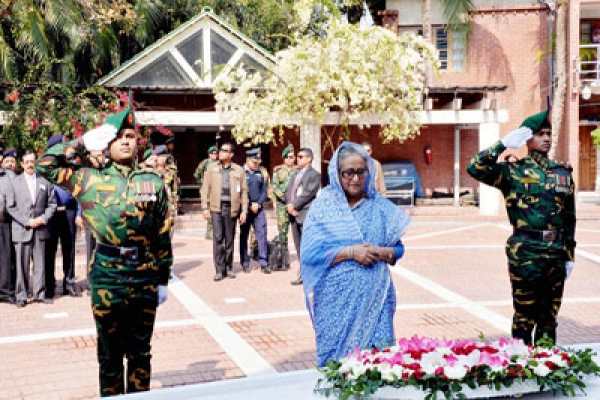 বাবার বাড়িতে প্রধানমন্ত্রী শেখ হাসিনা