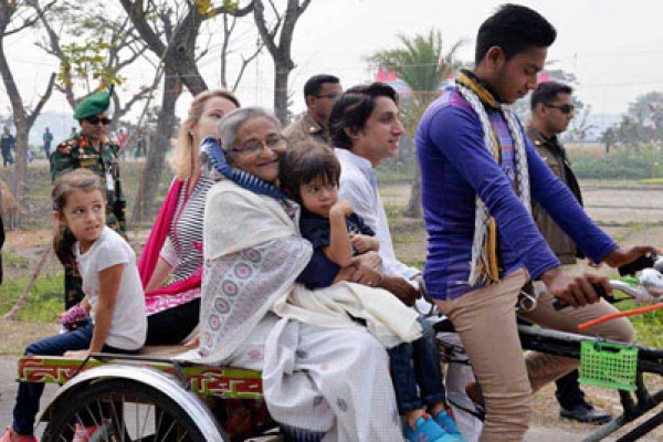 প্রধানমন্ত্রীকে ভ্যানে চড়িয়ে কপাল খুলেছে সেই ইমামের