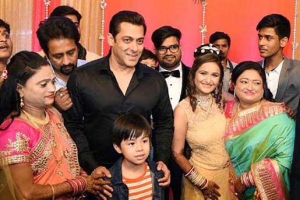 ড্রাইভারের ছেলের বিয়েতে হাজির হলেন সালমান খান