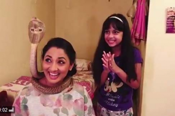 কোবরার সঙ্গে ছবি তুলে গ্রেফতার অভিনেত্রী