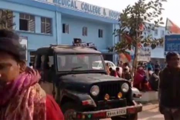 বল ভেবে বোমা নিয়ে খেলতে গিয়ে ভয়ানক বিপদ ডেকে আনলো এক কিশোর!