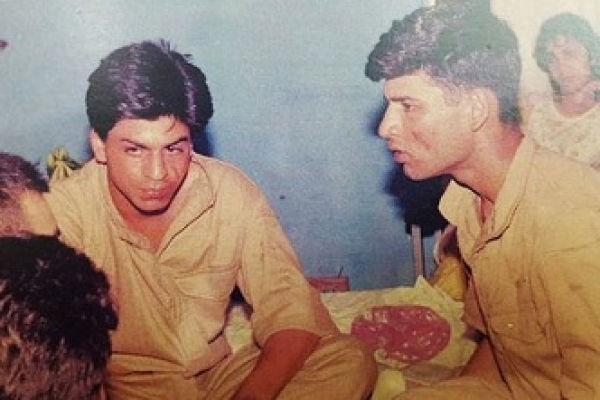 শুধু অফিস বয় হিসাবে নয়, হলের কাউন্টারে টিকিটও বিক্রি করেছেন শাহরুখ