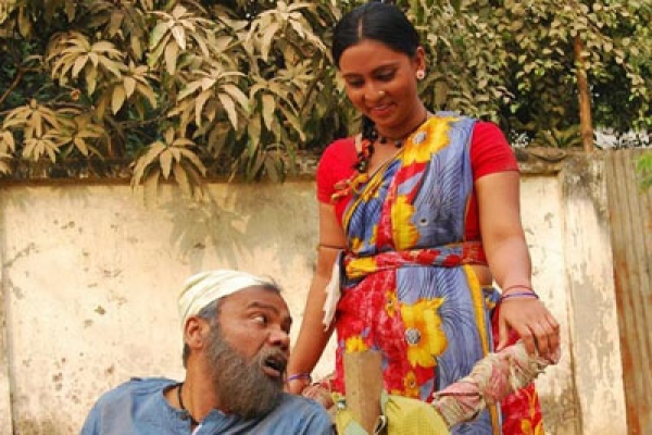 পঙ্গু নুরু মিয়ার জন্য ঠেলাগাড়ির ড্রাইভার হলেন বিউটি!