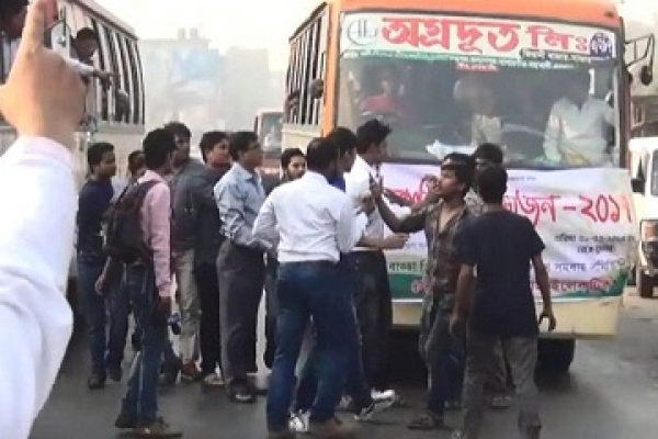 পরিবহন ধর্মঘটে পিকনিকের ব্যানার লাগিয়ে রাস্তায় গণপরিবহন!