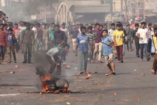 পুলিশ-শ্রমিক সংঘর্ষে আহত চালকের মৃত্যু