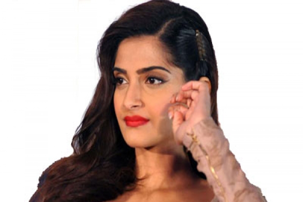 জন্মদিনের আগেই কেক কেটে অন্যের মুখ মিষ্টি করলেন শ্রদ্ধা 