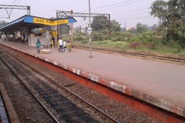 হাতে হাত রেখে ট্রেনের নিচে ঝাঁপ দিয়ে দম্পতির আত্মহত্যা