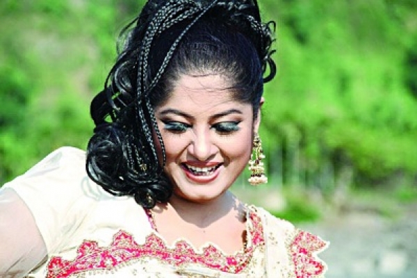  ফুটবল দলের ম্যানেজারের চরিত্রে মৌসুমী