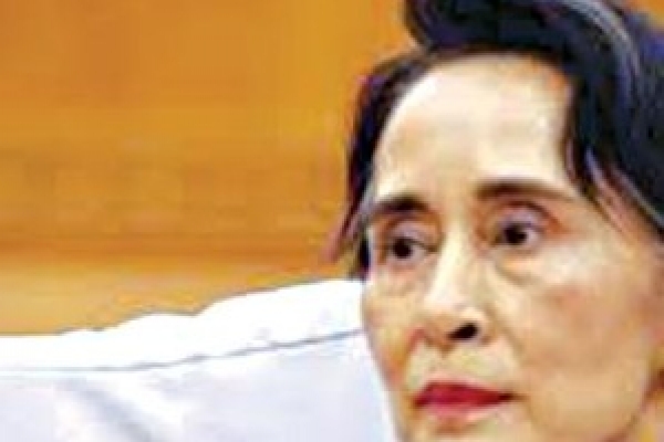 রোহিঙ্গা মুসলিমদের ওপর নির্যাতন, চাপের মুখে সু চি