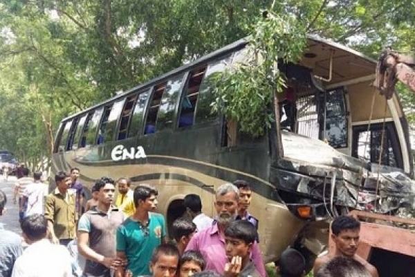 পাল্লা দিয়ে গাড়ি চালালে ৩ বছর জেল, ২৫ লাখ টাকা জরিমানা