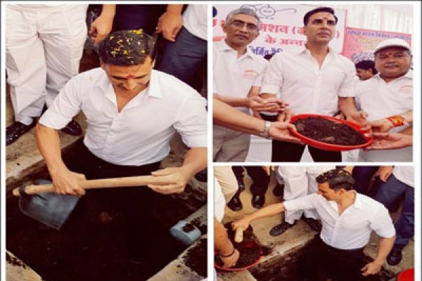 কোদাল হাতে নিয়ে টয়লেটের জন্য গর্ত খুঁড়লেন অক্ষয়