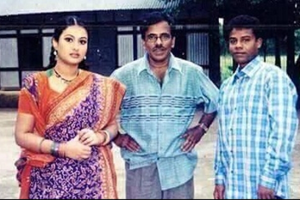 'তোমার হাতপাখার বাতাসে, প্রাণ জুড়িয়ে আসে...'