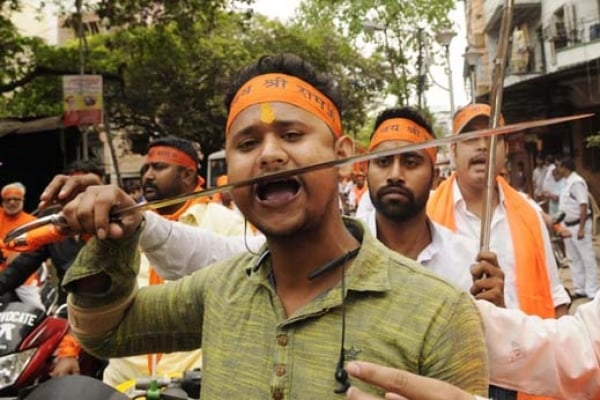 রামনবমীতে কলকাতার রাস্তায় হিন্দুদের অস্ত্র হাতে মিছিল