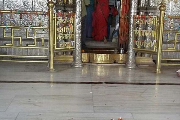 মন্দিরের মধ্য নিজের মাকে বলি দিল যুবক