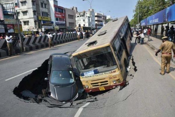 যাত্রী বোঝাই বাস ও ট্যাক্সি নিয়ে হুড়মুড়িয়ে ধসে পড়লো রাস্তা