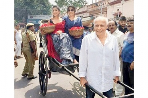  ৬৮ বছর বয়সে রিকশা চালাচ্ছেন মহেশ ভাট!