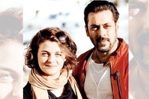 ‘প্লেবয়’ মডেলের সঙ্গে কেন সালমান?