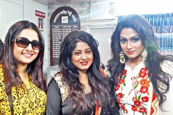  তারা তিনজন মুখোমুখি!