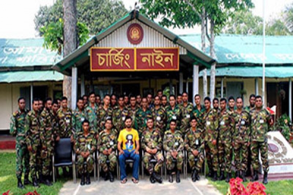 মাশরাফিকে পেয়ে ছবি তুললেন সেনাবাহিনী, যে আবেগের কথা লিখলেন মাশরাফি