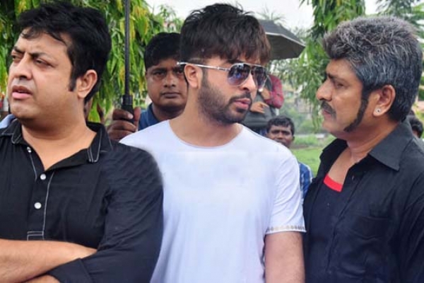 শাকিব খান বিএফডিসিতে ঢুকতেই পুলিশ ও ডিবি হাজির!
