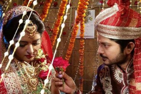 বাসর রাতে অথবা বিয়ের আগে হবু স্বামীকে যে ১০টি প্রশ্ন অবশ্যই করবেন!