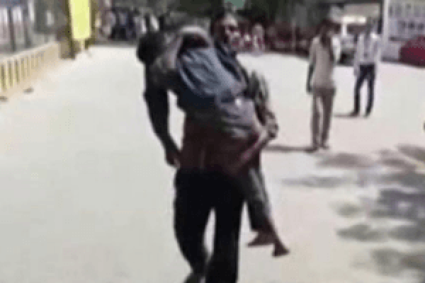 এবার মৃত সন্তানের লাশ কাঁধে নিয়ে বাড়ি ফিরলেন দরিদ্র দিনমজুর