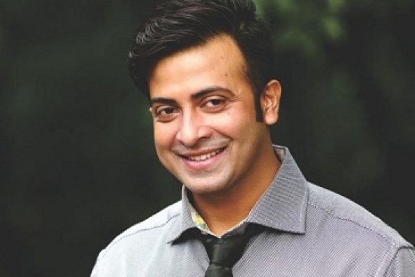 ওমর সানি ও অমিত হাসানের পাশে আছেন শাকিব খান