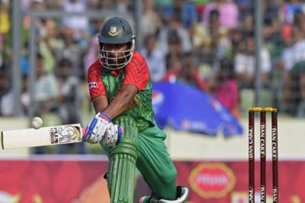 ছক্কা মেরে ইতিহাসের পাতায় তামিম ইকবাল!