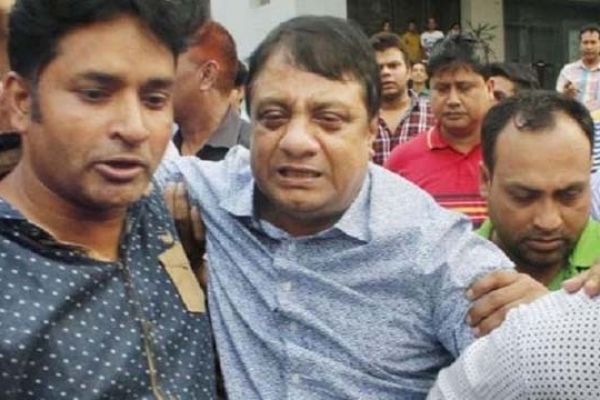 কাঁদতে কাঁদতে যা বললেন আপন জুয়েলার্সের মালিক