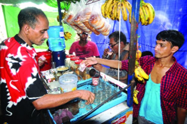 পানি কিনে বিনা পয়সায় খাওয়ান চাওয়ালা