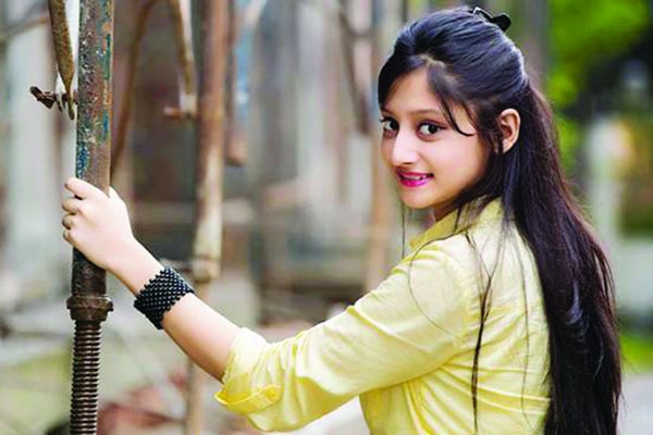 স্কুলের গণ্ডি না পেরোতেই দুই ছবির নায়িকা এই মেয়েটি!