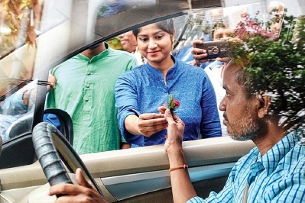 সুন্দরীরা এগিয়ে এলেন হাতে গোলাপ নিয়ে, এতেই বাড়ল বিপত্তি