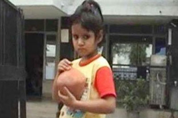মায়ের হত্যাকারী ধরতে পুলিশকে পাঁচ বছরের শিশুর ঘুষ