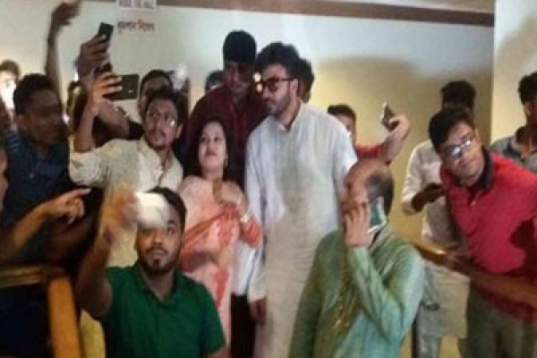 হলে শাকিবকে পেয়ে উচ্ছ্বসিত ভক্তরা