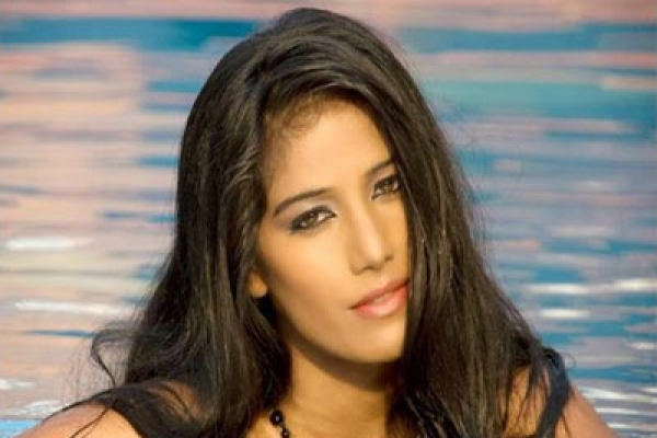 আবারো ‘হট পোশাক’ পরে নেটদুনিয়া কাঁপালেন পুনম পাণ্ডে