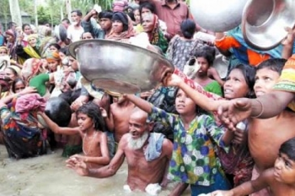 নৌকা দেখলেই ত্রাণের আশায় ছুটে আসছেন পানিবন্দী মানুষ