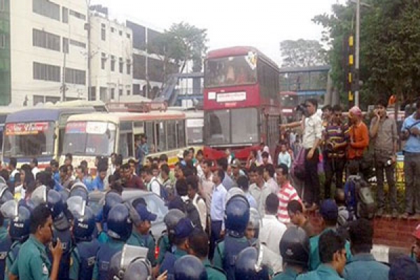  শাহবাগের ঘটনায় ১২০০ জনকে আসামি করে পুলিশের মামলা    