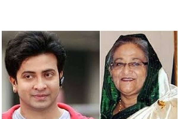  প্রধানমন্ত্রীর সঙ্গে বেশ কিছুক্ষণ কথা বলেন শাকিব খান, রহস্যের হাসি হেসে শাকিব বলেন...