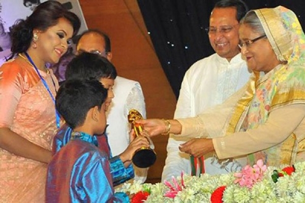 বাবা হুমায়ূন আহমেদের পুরস্কার দুই ছেলের হাতে