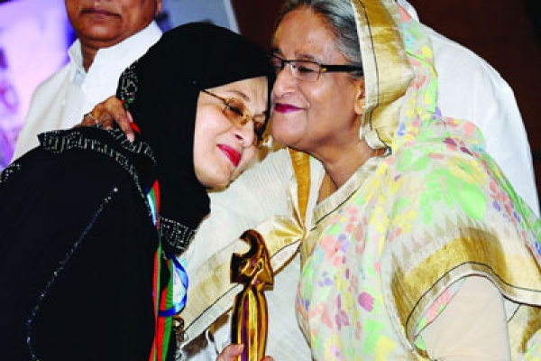 প্রধানমন্ত্রীর জড়িয়ে ধরা আমার কাছে সেরা মুহূর্ত:শাবানা