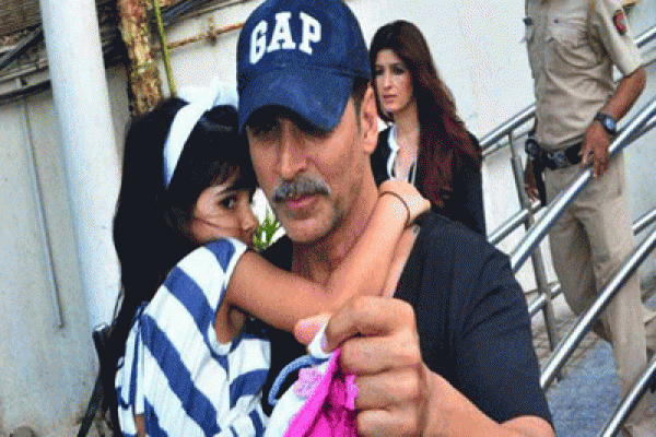মেয়ের সঙ্গে সময় কাটাতে গিয়ে এ কী হাল হল অক্ষয়ের!