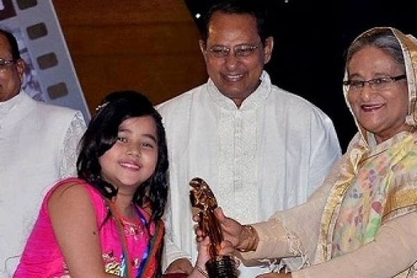  পুরস্কার প্রদানের সময় শিশুশিল্পী জারাকে যে কথা বলেছিলেন প্রধানমন্ত্রী