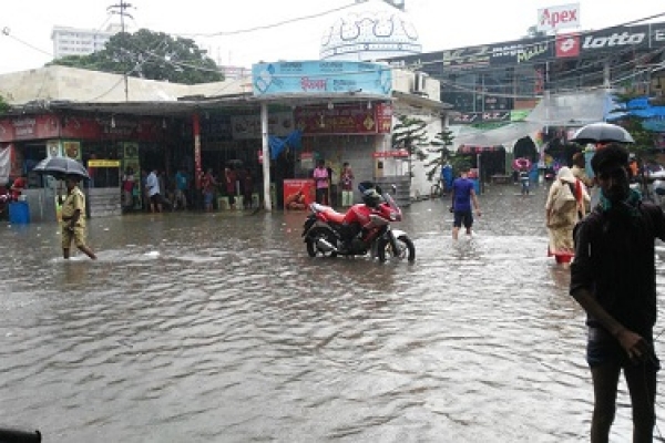 ঢাকার নিউমার্কেটে নেই ক্রেতা, আছে শুধু জল