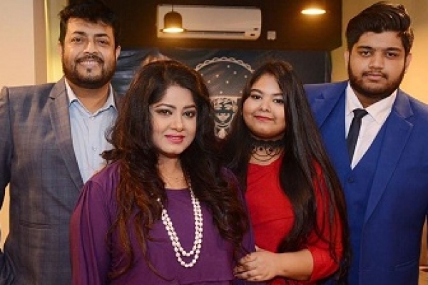 বাইরে যেমন হাসিমুখ, ঘরেও কি তাই? তাহলে জানুন...