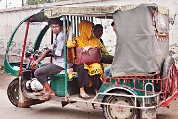 ইজিবাইক, মেয়েরা সাবধান!