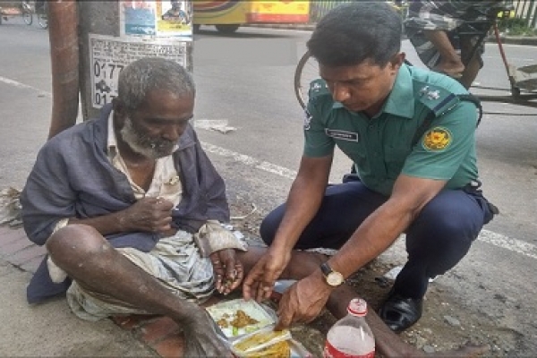     মানবসেবার দৃষ্টান্ত স্থাপন করলেন পুলিশ কর্মকর্তা আবদুল মোতালেব