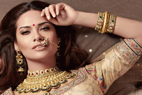 এবার নিজের ‘হট অশীল’ ছবি প্রকাশ করে নেটদুনিয়ায় সব থেকে আলোচিত এষা