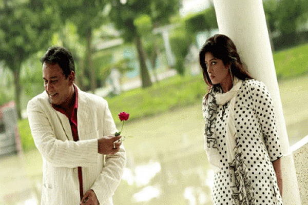 মৌসুমীকে ফুল দিতে গিয়ে লজ্জায় যেন মরেই যাচ্ছেন জাহিদ হাসান