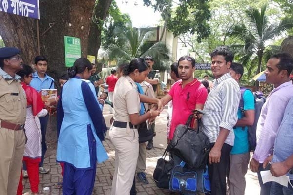 অভুক্ত থেকে বাংলাদেশি ভাইদের মঙ্গলকামনায় ভারতীয় বোনরা